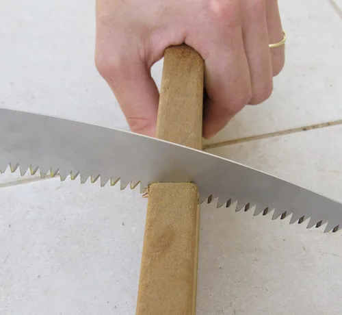 Miniatura 7 de TABOR TOOLS Sierra plegable con hoja curvada de 8 pulgadas y mango de agarre resistente, sierra de mano para podar árboles, recortar ramas, acampar