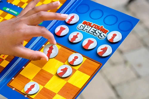 Miniatura 2 de ThinkFun Rompecabezas magnético de viaje de ajedrez solitario, juego de lógica atractivo y juguete STEM para niños y adultos, mejora la resolución