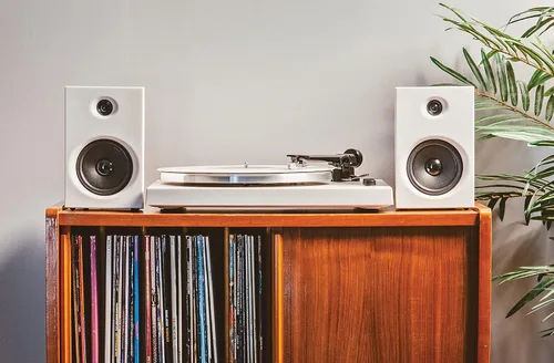 Miniatura 2 de Crosley T150B-WH - Moderno sistema de tocadiscos Bluetooth de 2 velocidades con brazo de tono ponderado variable y altavoces estéreo, color blanco