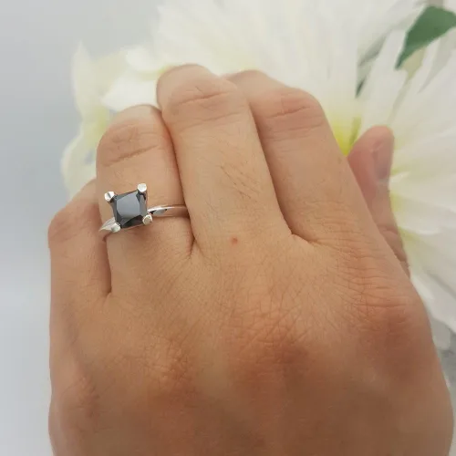Miniatura 2 de Dazzlingrock Collection Anillo de compromiso solitario de 14 quilates con diamante negro de corte princesa para mujer, oro blanco