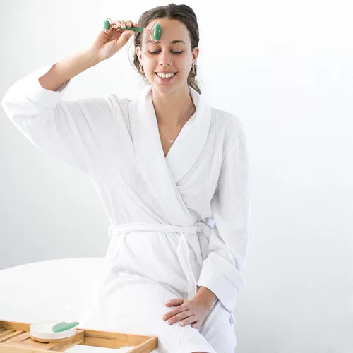 Miniatura 5 de WITTY Juego de rodillo facial de jade y Gua Sha en caja de regalo dibujada a mano, piedra Gua Sha, rodillo masajeador facial, herramientas de Verde