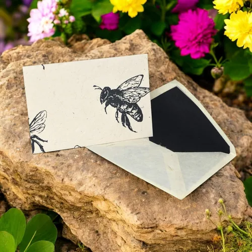Miniatura 4 de Kathmandu Valley Co. Nepali Cherish - Juego de tarjetas de felicitación y sobre con papel Lokta hecho a mano de Nepal, 15 tarjetas (abejas)