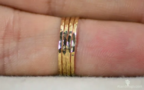 Miniatura 2 de Anillos apilables superfinos rellenos de oro de 14 quilates (se venden por anillo)