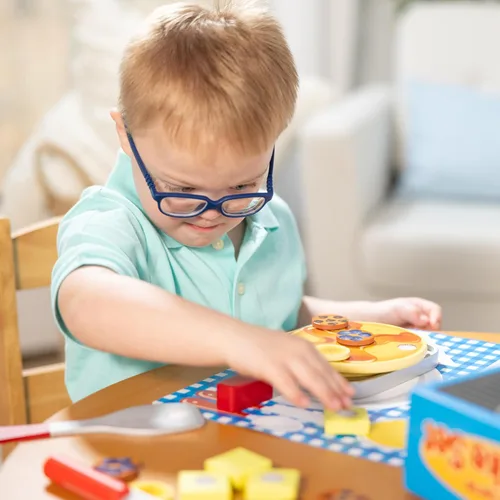 Miniatura 7 de Melissa & Doug Juego de panqueques Flip and Serve (19 pcs) - Comida de madera para el desayuno
