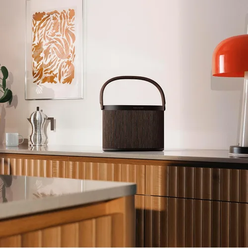 Miniatura 4 de Bang & Olufsen Beosound A5 - Altavoz Bluetooth portátil con conexión Wi-Fi, correa de transporte, roble oscuro
