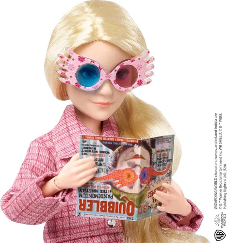 Miniatura 4 de Mattel Juguete coleccionable de Harry Potter, muñeca Luna Lovegood y accesorios, aspecto característico con Quibbler y Spectrespecs