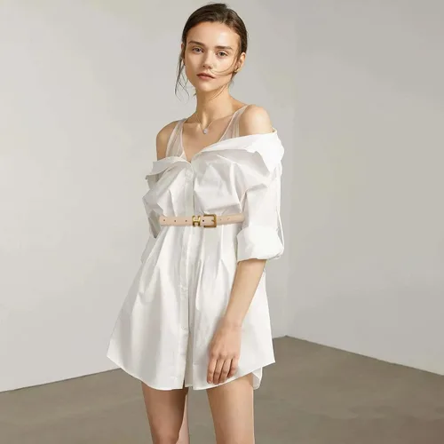 Miniatura 26 de Cinturón de cuero clásico con hebilla de metal para mujer con vestido de jeans