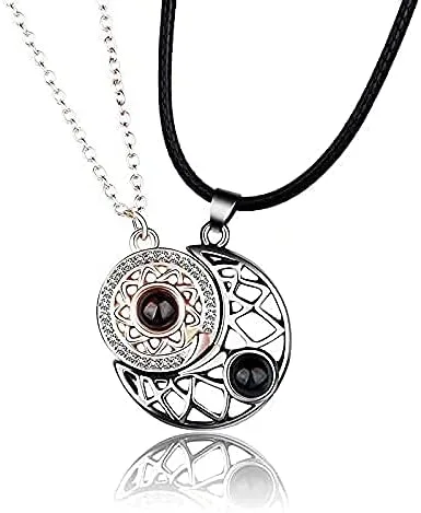Miniatura 4 de Collar con colgante a juego con diseño de pareja de sol y luna de diferentes colores, con proyección en 100 idiomas, texto en inglés "I love you