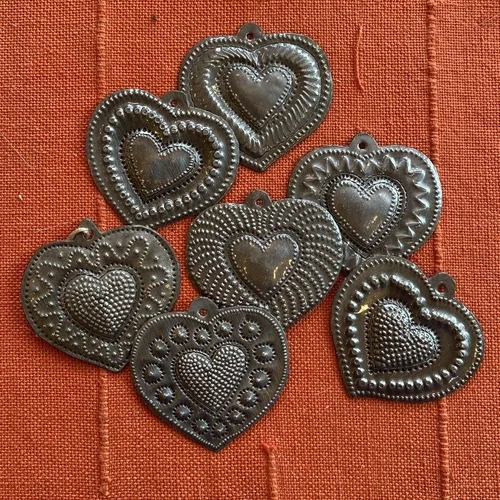 Miniatura 5 de Juego de 7 corazones sagrados, colección de corazones de metal de bronce plateado, hechos a mano en Haití, adornos decorativos para colgar, 2.5 x