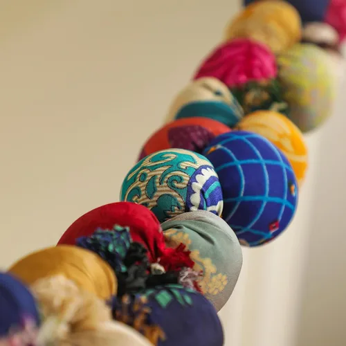 Miniatura 3 de Desi Favors Banderines navideños hechos a mano de tela Kantha, banderines en forma de cono, bandera de banderas triangulares, guirnalda de chimenea