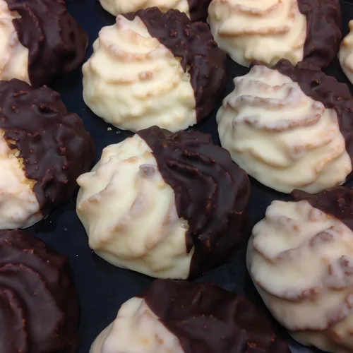 Miniatura 3 de Sweetly Divine Macarrones gourmet hechos a mano, galletas de macarrones bañadas en chocolate