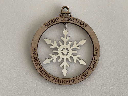 Miniatura 8 de Adorno personalizado para árbol de Navidad 2025, nombres grabados personalizados, miembros de la familia, bola de madera cortada con láser, copos