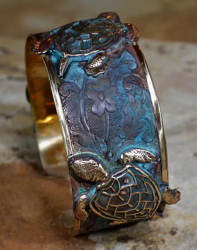Miniatura 4 de Elaine Coyne Collectible Artwear Pulsera clásica de tortuga marina fabricada en Estados Unidos latón de pátina Verdigris Latón