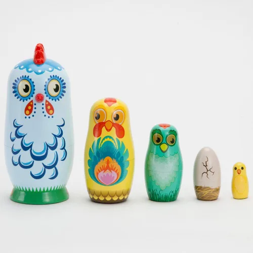 Miniatura 3 de Bits and Pieces - "Hazel & Friends Nesting Chickens - Muñecas anidables de madera pintadas a mano - Matryoshka - Juego de 5 muñecas de 5-1/2" de alto
