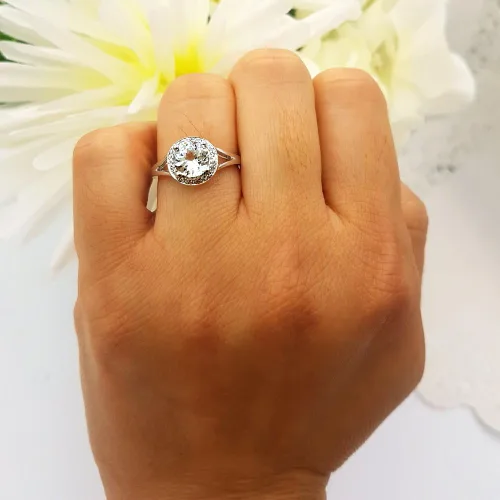 Miniatura 93 de Dazzlingrock Collection Anillo de compromiso redondo de 0.276 in con halo de diamante blanco y vástago dividido para ella en oro macizo de 14
