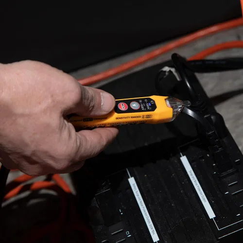 Miniatura 5 de Klein Tools NCVT3P - Probador de voltaje sin contacto de doble rango, bolígrafo de 12-1000 V CA, linterna, alarmas LED audibles e intermitentes