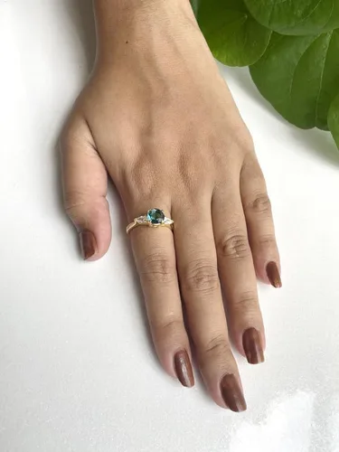 Miniatura 2 de Anillo de compromiso de 3 piedras con topacio azul Londres y diamante blanco de talla redonda y pera, acabado de oro de 14 quilates, anillo