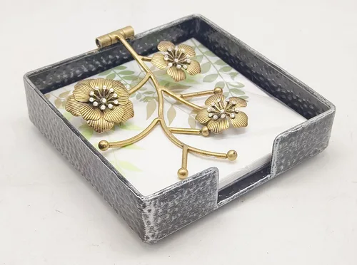 Servilletero cuadrado plano plateado con flores de orquídeas doradas y cristales sintéticos | Brazo pesado con bisagras de metal con bisagras |