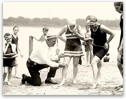 Fotografía vintage de The Bathing Suit Cop de 11 x 14 pulgadas, impresión sin marco, escena histórica de la playa de los años 20, divertida