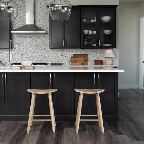Miniatura 9 de Maven Lane Luna Taburete de mostrador – 26 pulgadas – Taburete redondo con reposapiés – Madera maciza natural – Diseño que ahorra espacio para Roble