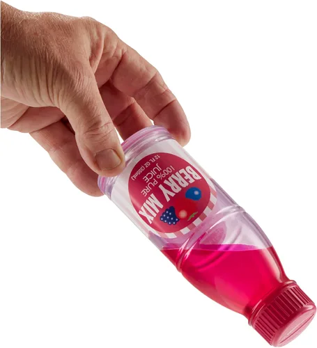 Miniatura 4 de Melissa & Doug Tip & Sip - Botellas de jugo de juguete y tarjeta de actividad (6 piezas) juego de comida de juego de simulación, comida de cocina