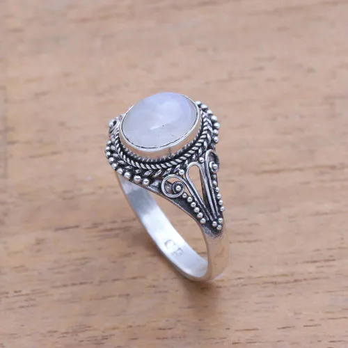 Miniatura 4 de NOVICA Anillo de plata de ley 925 con piedra lunar arcoíris, Plata de ley, piedra de luna Sin gemas.