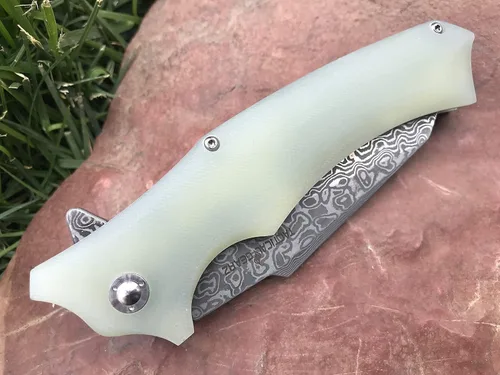 Miniatura 4 de TACTICAL GEARZ Cuchillo de bolsillo de acero de Damasco, hoja de acero de Damasco de 67 capas múltiples y núcleo VG10, mango G10, incluye funda