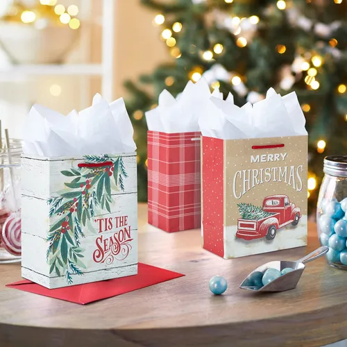 Miniatura 2 de Hallmark Paquete pequeño de bolsas de regalo rústicas de Navidad de 6 pulgadas (6 bolsas: Camión rojo, 'Es la temporada', a cuadros rojo y blanco)