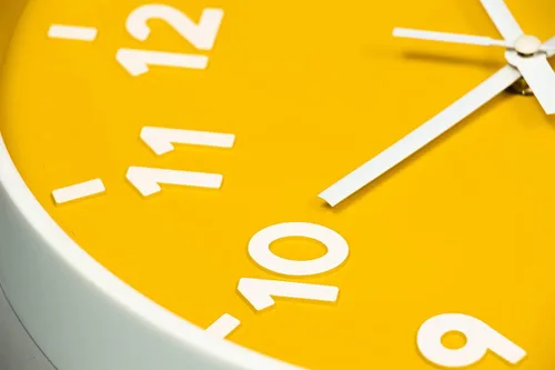 Miniatura 9 de JENLYSTIME Reloj moderno de 12 pulgadas para interiores y exteriores, esfera redonda brillante y colorida, reloj de pared silencioso de cuarzo que