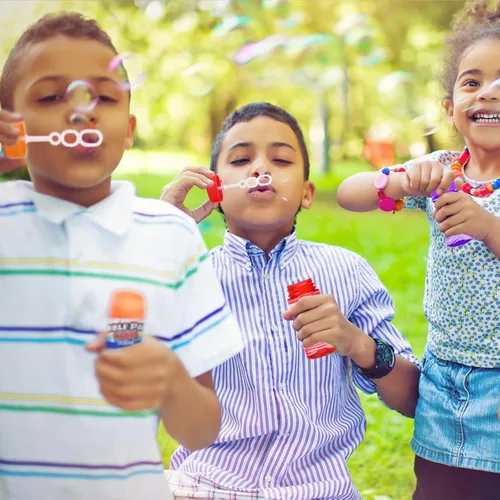 Miniatura 5 de Paquete de 16 burbujas para recuerdos de fiesta de niños, botella de burbujas con varita unida a la tapa, juego de burbujas de 8 colores a granel