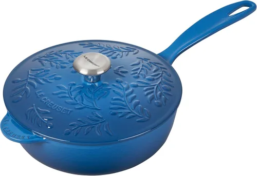 Le Creuset Olive Branch Collection Saucier de hierro fundido esmaltado, 2.25 cuartos de galón, Marsella con tapa en relieve