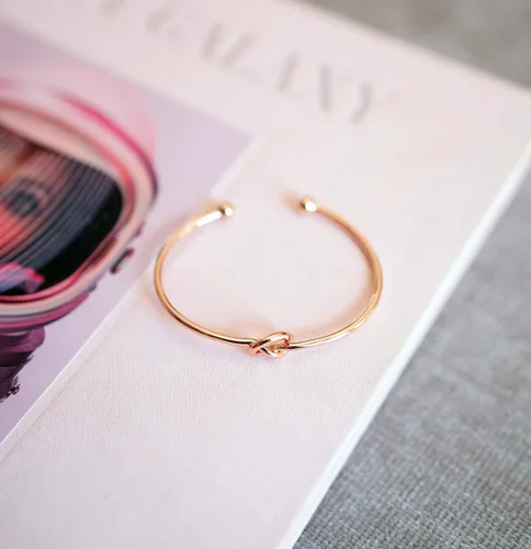 Miniatura 3 de PAVOI brazalete Bangle, nudo "amor eterno", ajustable, enchapado en oro 14 quilates