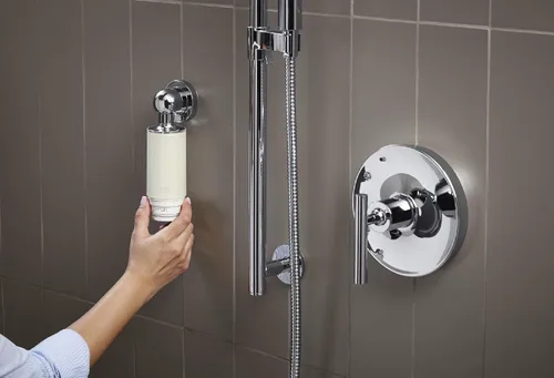 Miniatura 15 de Kohler 30646-CP Sistema de filtración de agua de ducha acuífero, reduce el cloro y el olor, incluye reemplazo de filtro, cromo pulido