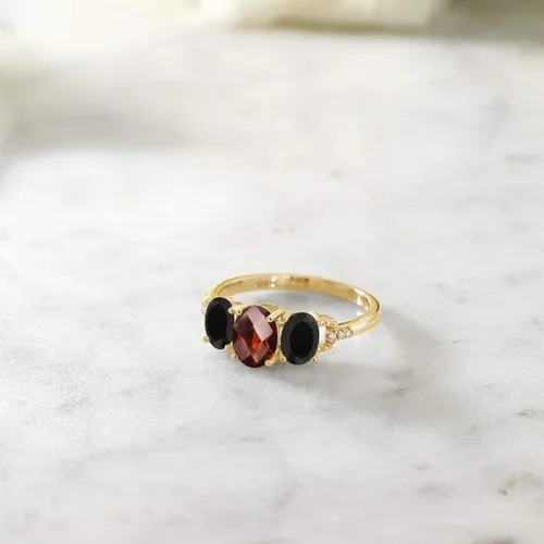 Miniatura 4 de Gem Stone King Anillo de compromiso ovalado de oro amarillo de 10 quilates, granate rojo, ónix negro y diamante para mujer