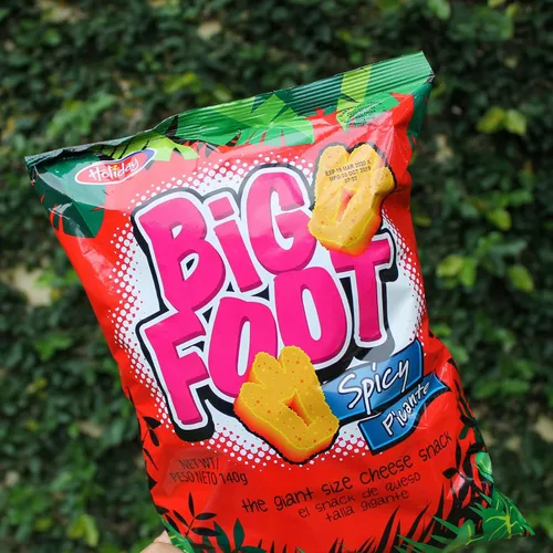Miniatura 4 de Holiday Big Foot Bocadillos Gigantes de Queso Picantes Crujientes de Maíz Inflado Tamaño Fiesta Bolsa de 0.8 oz Paquete de 12