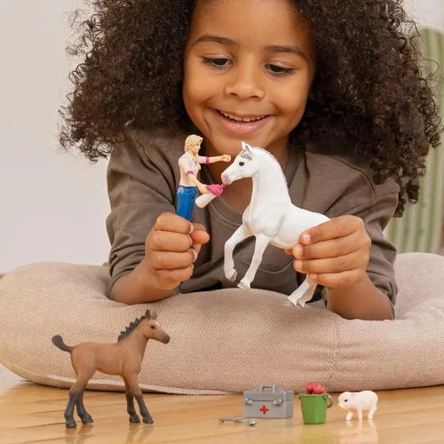 Miniatura 2 de Schleich Farm World - Juego de 9 piezas de visita veterinaria con figuras de cerdito, yegua y potro, juego detallado y duradero, juego divertido