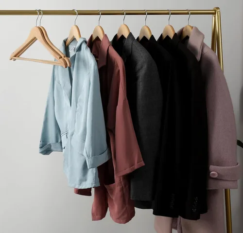 Miniatura 2 de Paquete de 10 perchas de madera antideslizantes con gancho giratorio de 360° y muescas, perchas sólidas y delgadas para camisa, traje, chaqueta
