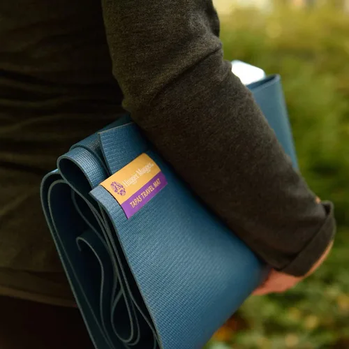Miniatura 8 de Hugger Mugger Tapete de yoga de viaje de tapas, súper portátil y duradero, superficie adhesiva texturizada, se puede plegar o enrollar, plegable