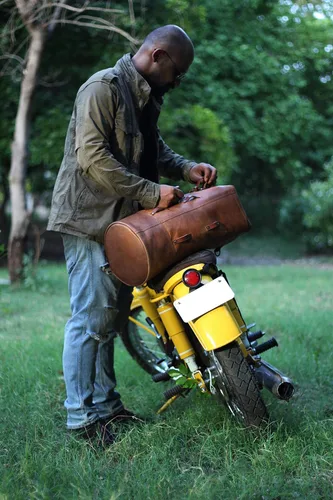 Miniatura 8 de Bolsa de lona para motocicleta de cuero genuino de grano completo resistente de inspiración militar Alforja Bolsa de fin de semana Con correas