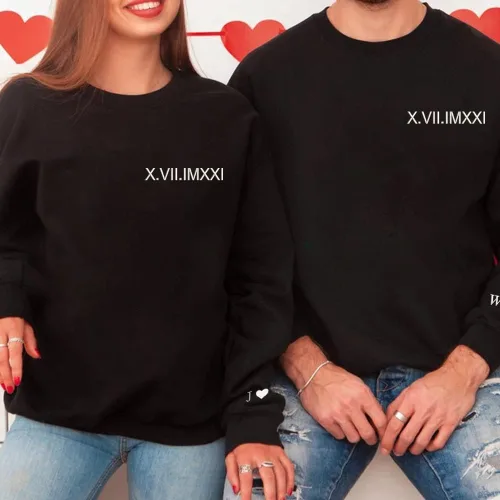 Miniatura 5 de NAZENTI Sudaderas bordadas personalizadas con números romanos a juego para parejas con corazón inicial en la manga y fecha de aniversario