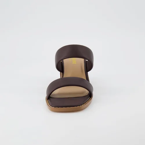 Miniatura 3 de CUSHIONAIRE Sandalia Clever de tacón de bloque de dos bandas para mujer + espuma viscoelástica, anchos disponibles