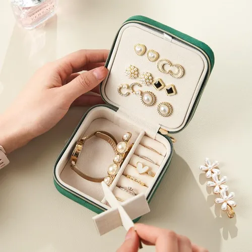 Miniatura 6 de EXUBERTREE Caja de almacenamiento de joyería de viaje de terciopelo de felpa, organizador de joyas de viaje para aretes y anillos, organizador