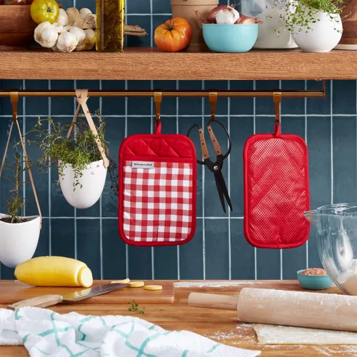 Miniatura 2 de KitchenAid Juego de 2 soportes para ollas a cuadros, rojo pasión, 7 x 10 pulgadas