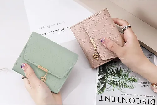 Miniatura 110 de UTO - Cartera pequeña RFID de piel sintética con dije de hoja, cierre de cremallera y tarjetero.