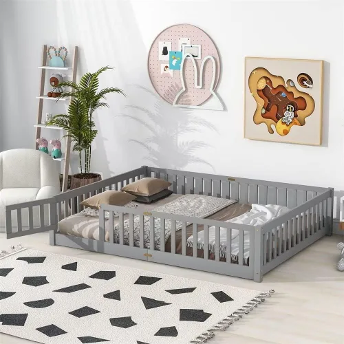 Cama de suelo tamaño Queen, marco de cama Montessori de madera maciza con barandillas en forma de valla, puerta pequeña y listones de madera para