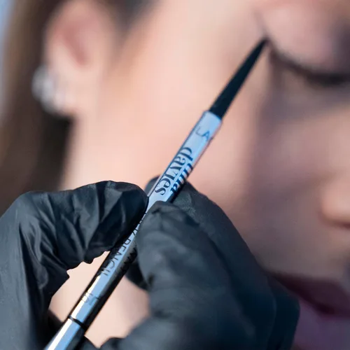 Miniatura 7 de Tina Davies Lápiz de seda delgado, color de cejas pre-dibujado para microblading, punta retráctil con carrete, micro cejas suaves - negro