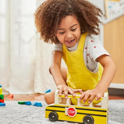 Miniatura 8 de Melissa & Doug Juego de madera para autobús escolar con 7 figuras de juego