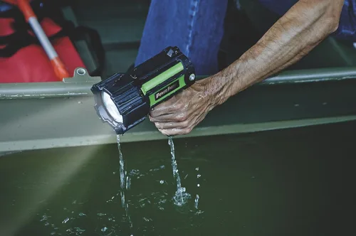 Miniatura 3 de PowerSmith Proyector recargable de 700 lúmenes, impermeable, recargable de iones de litio, linterna LED con mango ergonómico y cargador (PSL10700W)