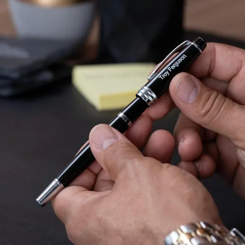 Miniatura 2 de Cross Bailey - Pluma estilográfica grabada, laca negra con borde plateado, anillo central con múltiples ranuras, grabado plateado en la tapa, regalo
