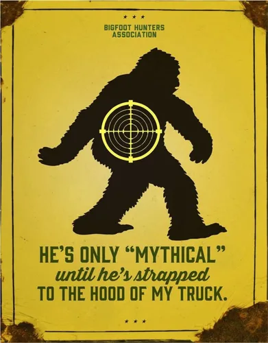 Desperate Enterprises Mythical Bigfoot - Letrero de hojalata – Decoración nostálgica de metal vintage – Hecho en Estados Unidos Pie grande mítico